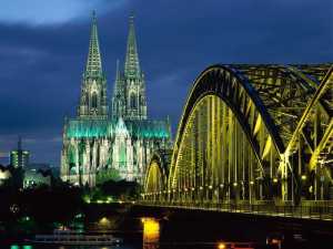 Cologne_Cathedral_and_Hohenzollern_Bridge%2C_Cologne%2C_Germany1